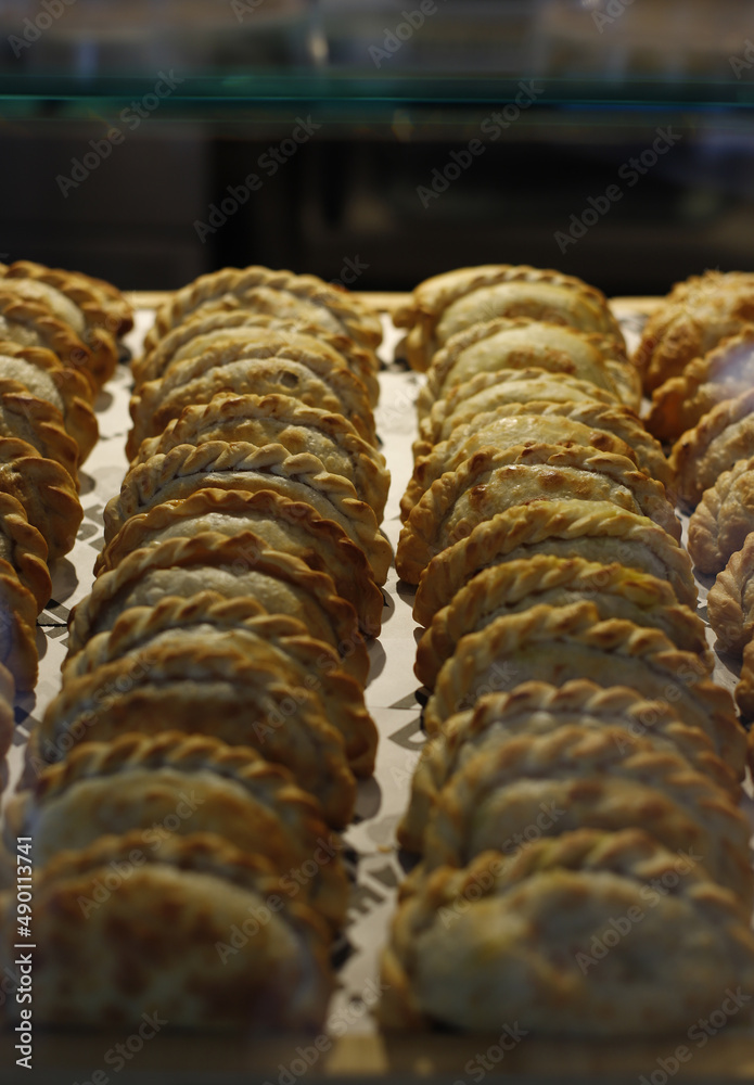 Empanadas argentinas de hojaldre rellenas en mostrador de tienda