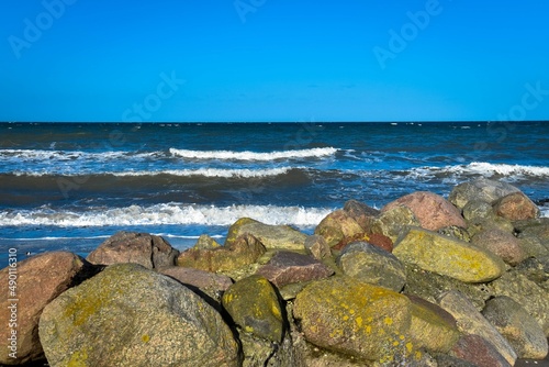 Ostseesteine und Wellen