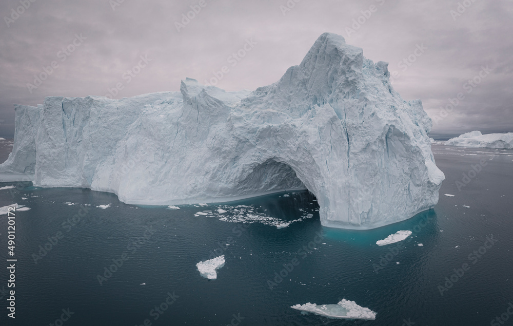 Icebergs gigantes flotando el en mar desde punto de vista aéreo en ...