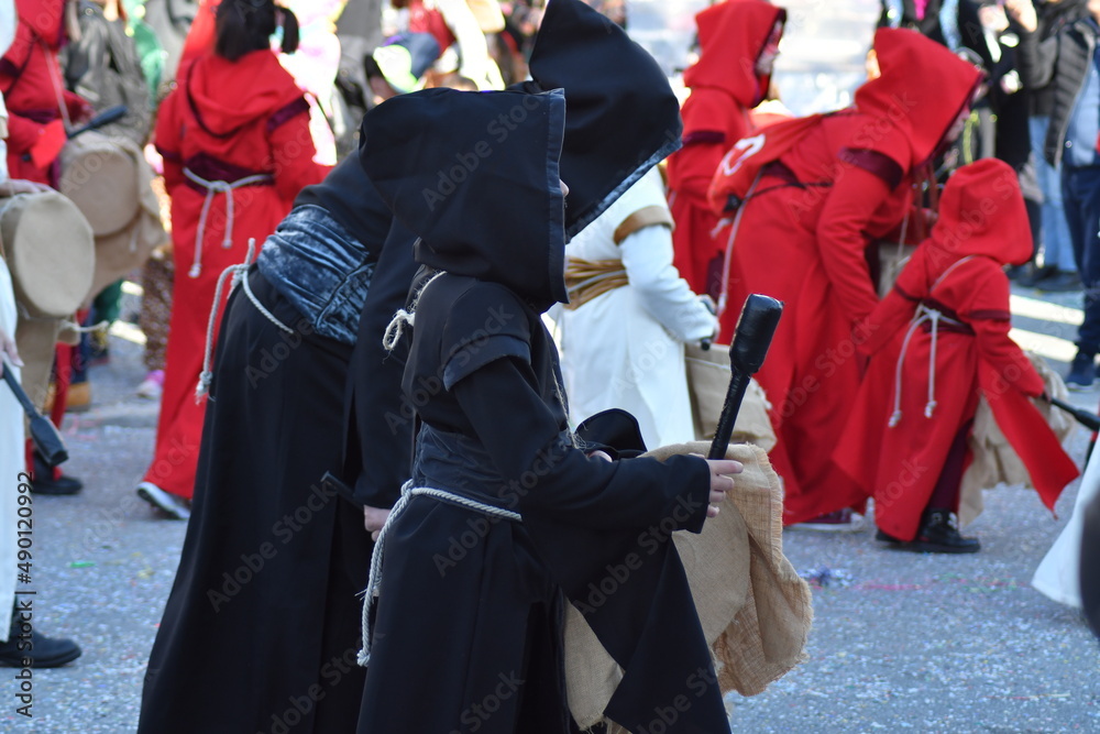 MASCHERE ALLEGORICHE AL CARNEVALE DI VIAREGGIO MASCHERE ALLEGORICHE AL CARNEVALE DI VIAREGGIO