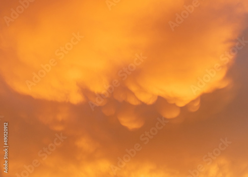 Nubes en atardecer, colores naranja, nubes con formas semi redondas, nubes en hora dorada 