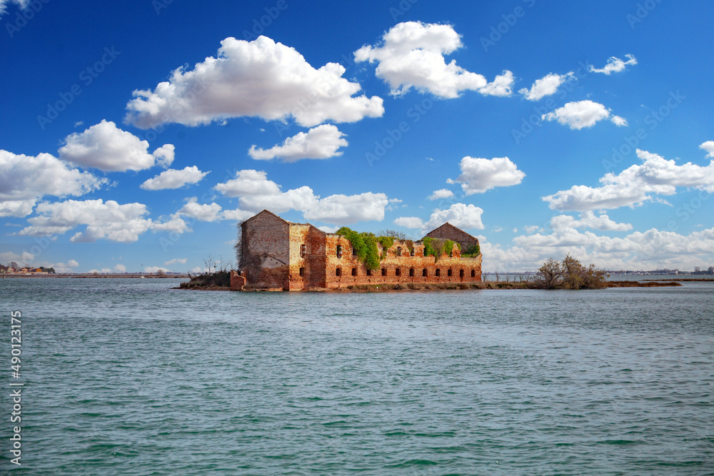 Un edificio in rovina su una piccola isola della laguna di Venezia