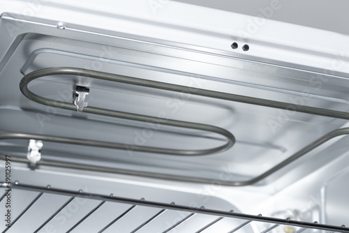Close-up heating element for the kitchen oven, microwave