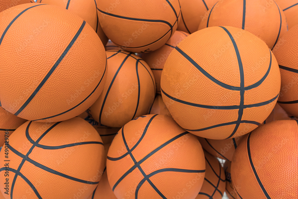 Obraz premium basketball balls in a basket in the market