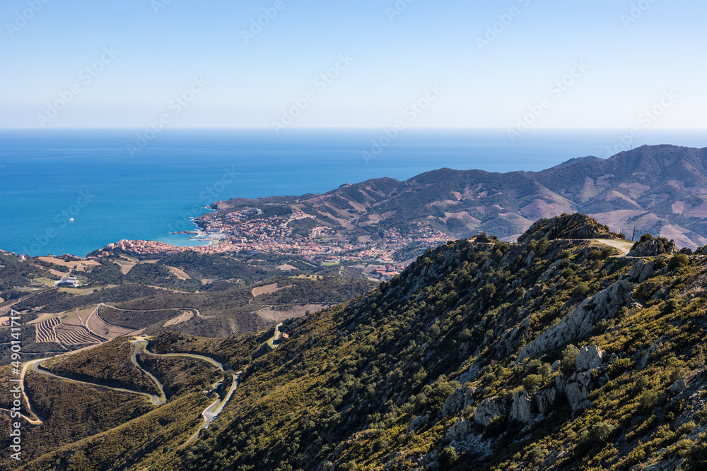 Vue sur Banyuls-sur-Mer et Côte Vermeille au bord de la Méditerranée depuis le Massif des Albères (Occitanie, France)
