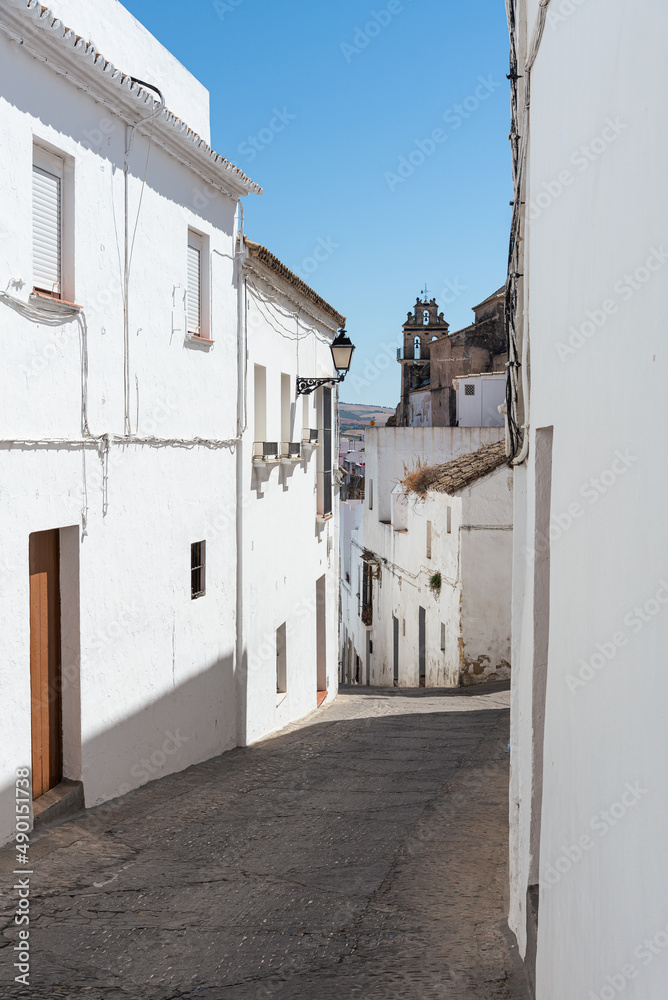 Street in the old town of the white village of Arcos de la Frontera in Grazalema mountain range, Cadiz, Andalusia, Spain