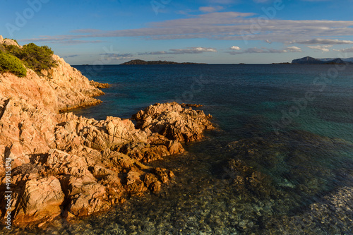 Les plages paradisiaques de la Costa Smeralda du nord de la Sardaigne avec l'eau turquoise et les roches de granit sous le soleil et le ciel bleu