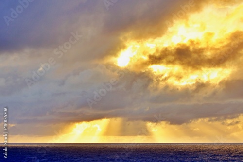 Sonnenaufgang   ber dem Meer