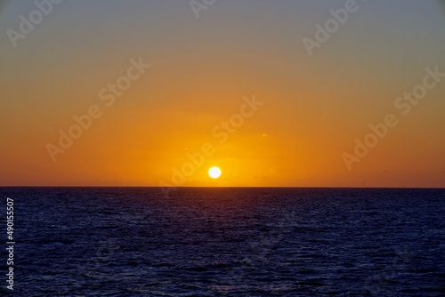 Sonnenaufgang   ber dem Meer