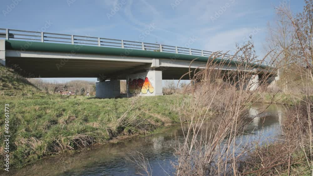 Pont neuf enjambant une rivière 