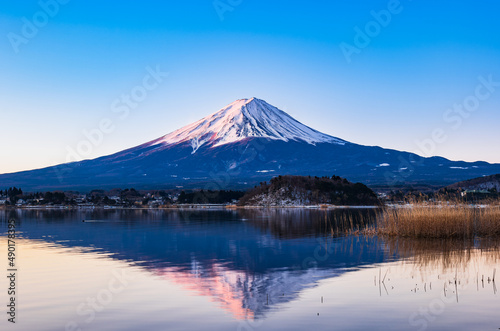 河口湖から眺める朝焼けの富士山 冬景