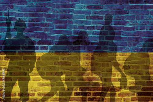 Schilderij op canvas Ukraine flag on wall and shadows of soldier and refugees leaving