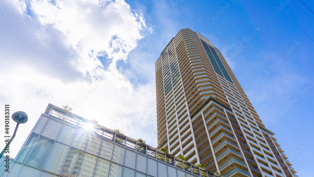 Exterior of high-rise condominium and refreshing blue sky scenery_w_32