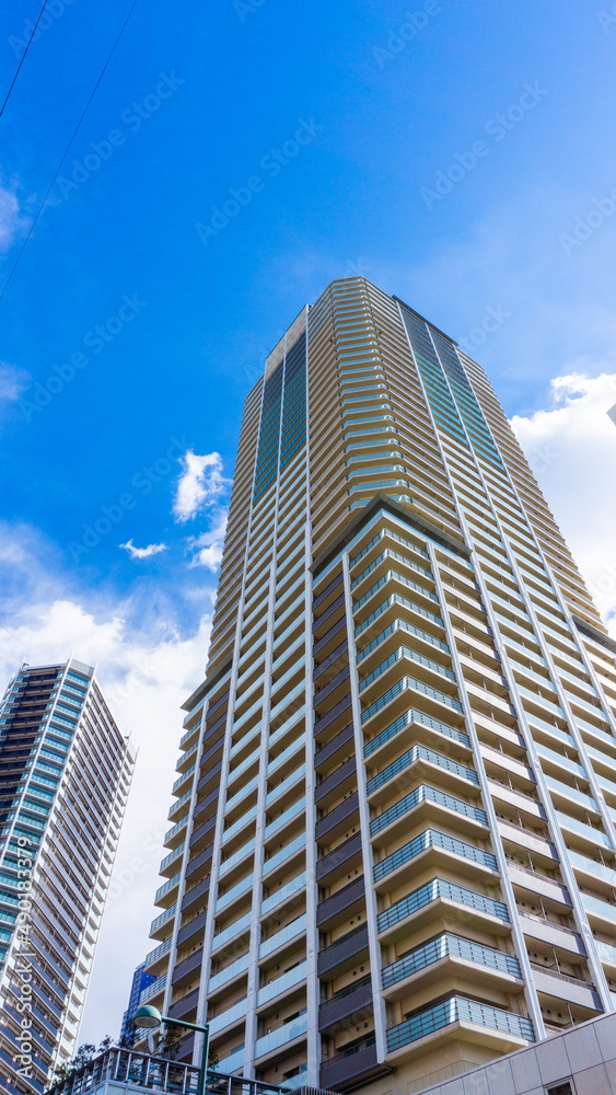 Exterior of high-rise condominium and refreshing blue sky scenery_w_38 Exterior of high-rise condominium and refreshing blue sky scenery_w_38