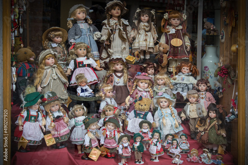 Vintage decorative dolls collection on the showcase Fototapet
