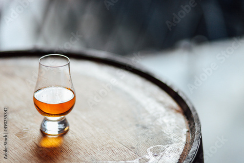 Εκτύπωση καμβά Glencairn glass on whiskey barrel