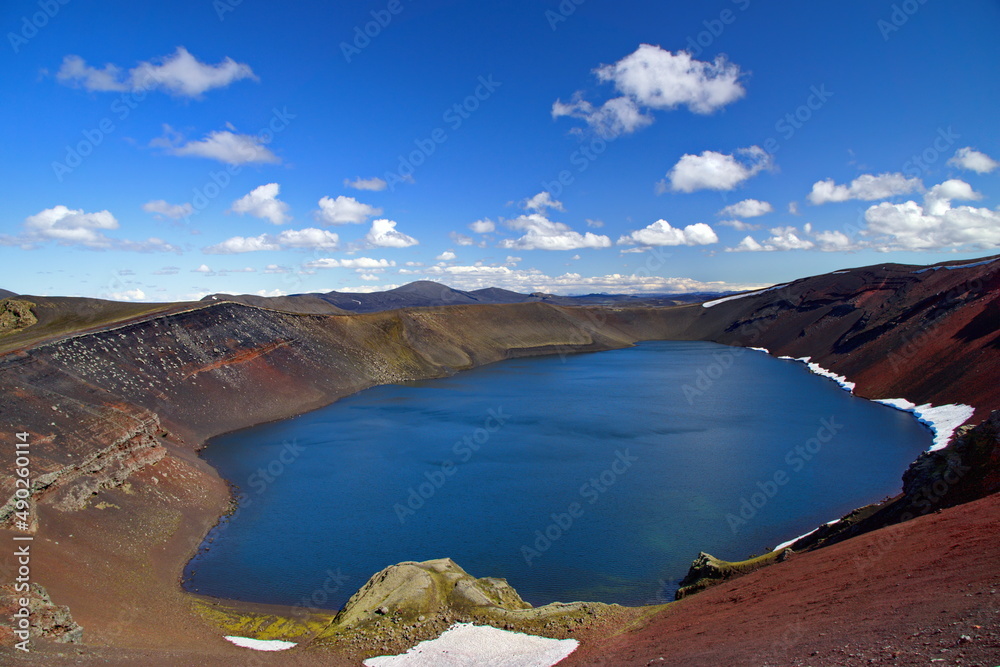 Vulkankrater, See auf Island mit surrealen Farben 