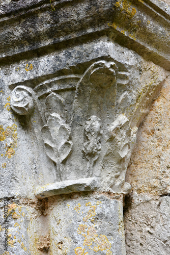 détail du portique du prieuré de Saint Evrard à Biesles.