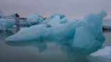 Playa de icebergs, hielo derritiéndose, hielo azul en la playa.