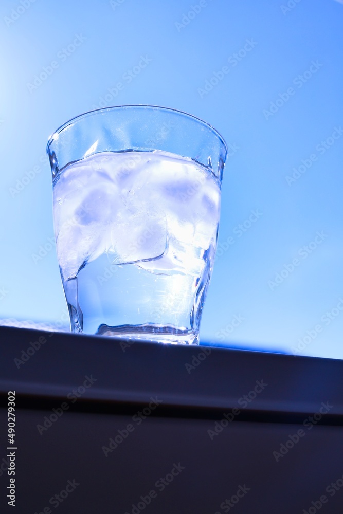 青空と氷と炭酸水が入ったグラス Stock Photo Adobe Stock