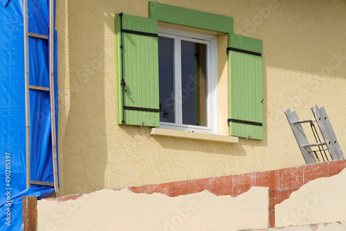 Travaux de rénovation à l'extérieur d'une maison