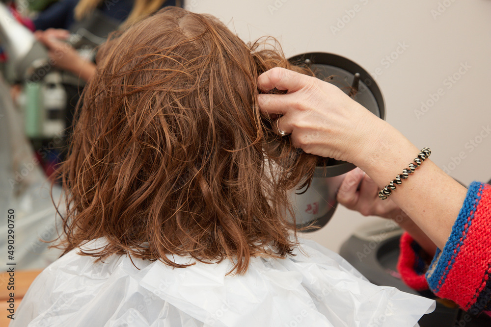 Fototapeta premium ścinanie włosów w zakładzie fryzjerskim
