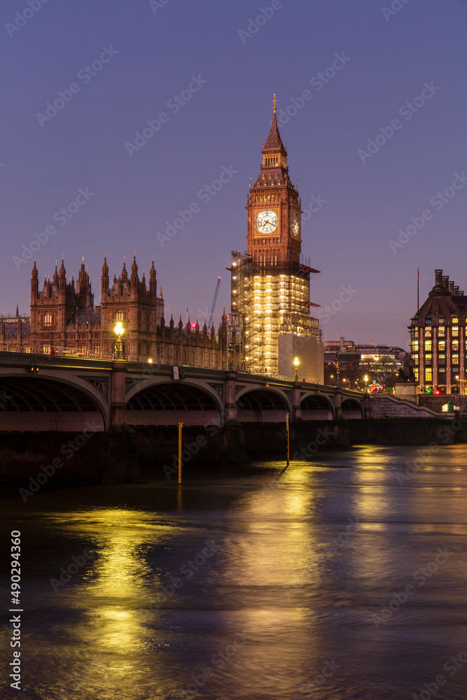 Naklejka premium The Elizabeth Tower in Westminster, commonly known as Big Ben, and Westminster Bridge at dawn.