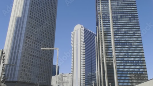 新宿の高層ビル群と青空の映像