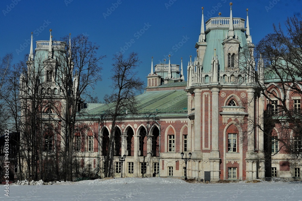 Цари́цыно — дворцово-парковый ансамбль на юге Москвы; заложен по повелению императрицы Екатерины II в 1776 году. Находится в ведении музея-заповедника «Царицыно», основанного в 1984 году.