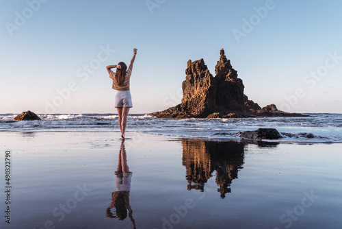 Obraz na płótnie spanish woman on black beach with rocks w salonie