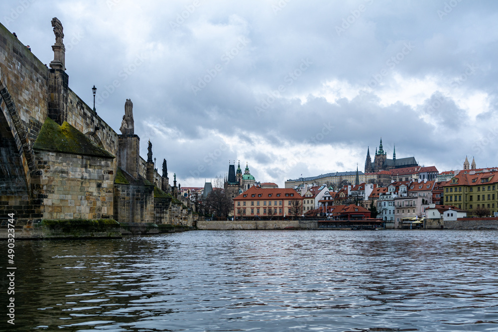 Obraz premium The famous Carles-Bridge in Prague on a cold winter day with a dramatic sky