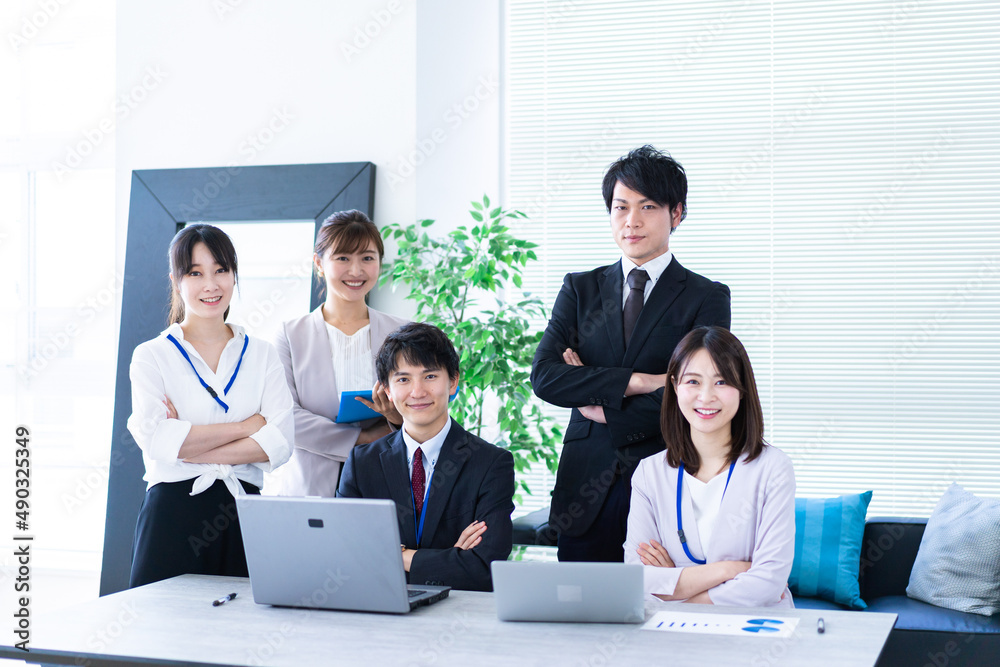 コンサルティング会社で働くビジネスパーソン コンサルティング会社で働くビジネスパーソン