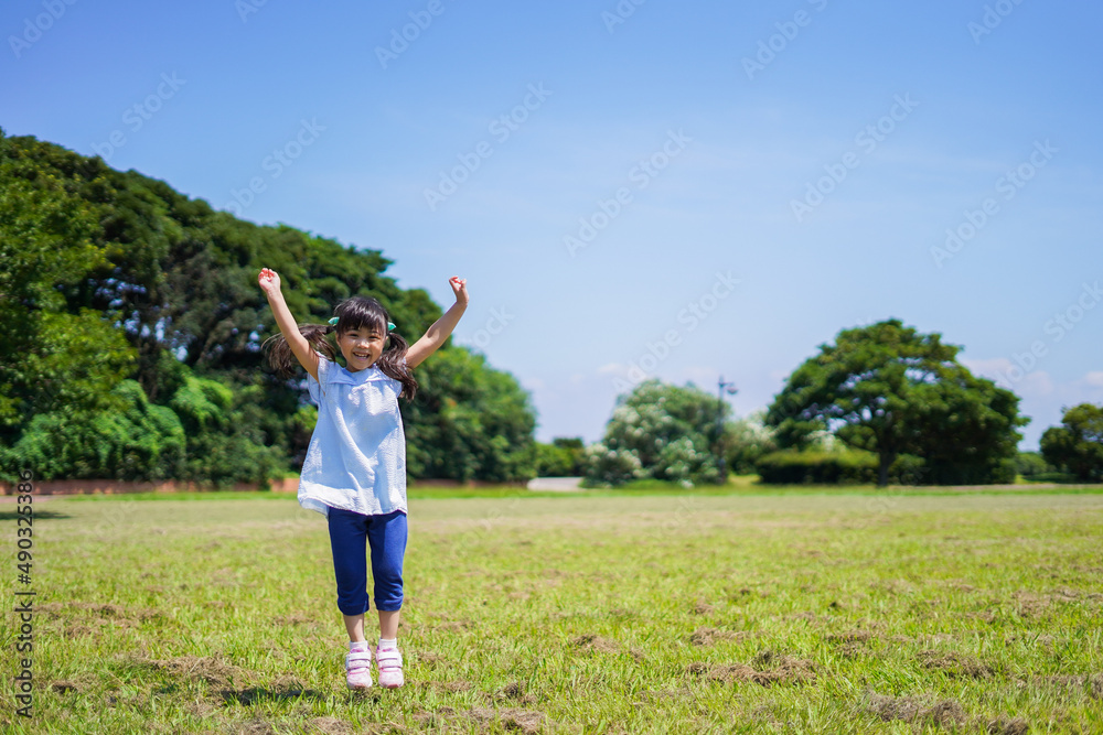 外で走り回る小さな女の子