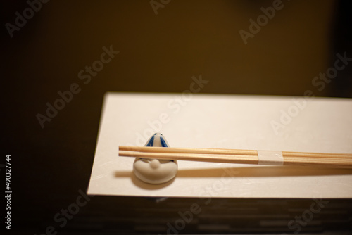 会席料理　敷紙と箸