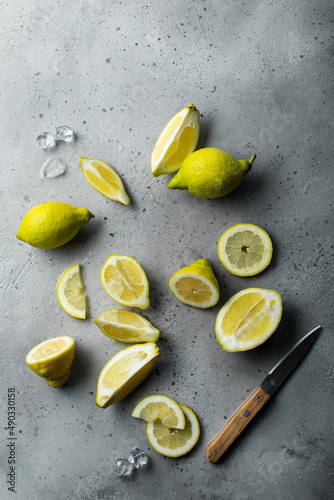 Fotografía Citrons jaunes et verts découpés en rondelles et quartiers