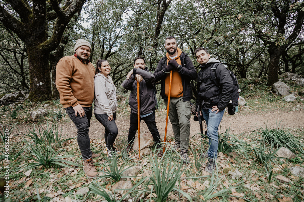 Grupo de amigos tomándose foto realizando senderismo por ruta verde