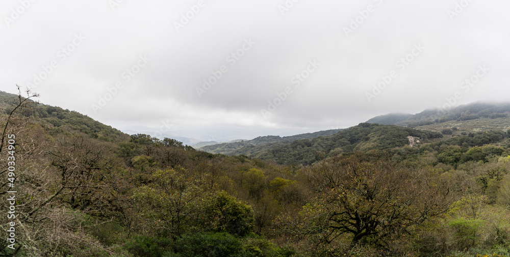 Panorámica de paisaje de montaña en el pico del aljibe en Málaga , la sauceda