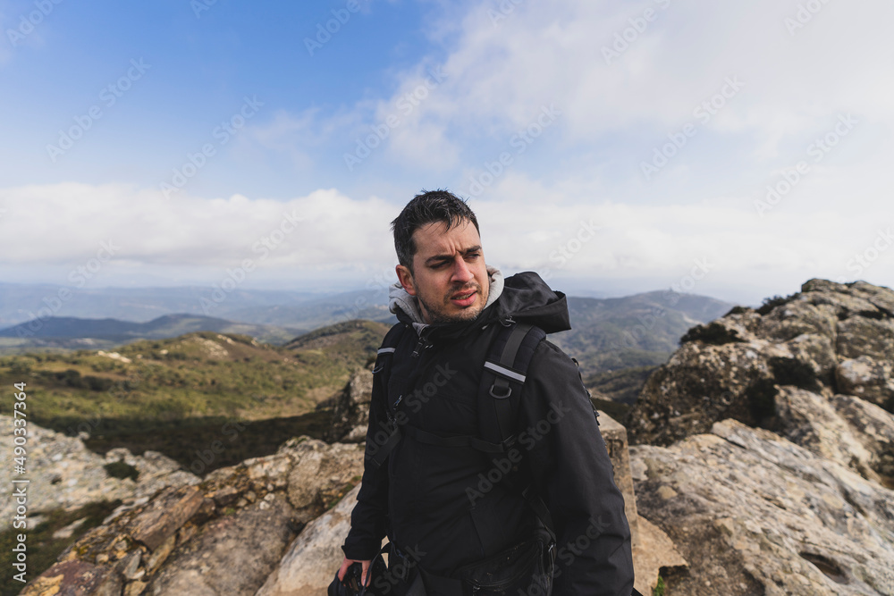 Chico con ojos azules en  el pico de una montaña