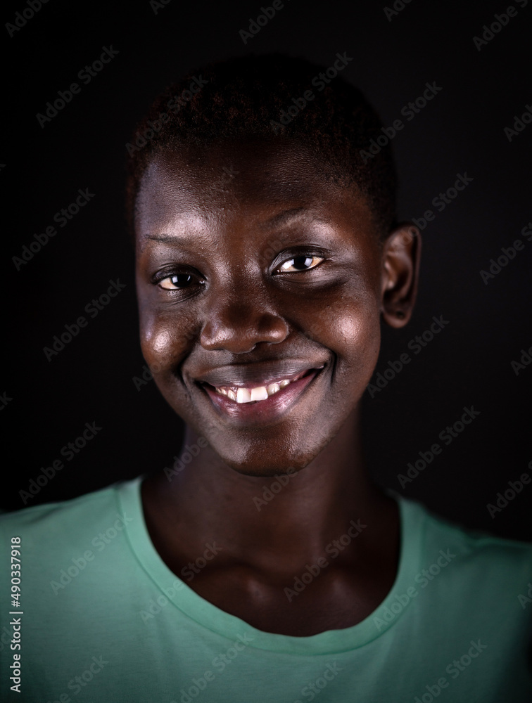 Obraz premium Beauty face. Smiling black woman portrait. Beautiful candid real face African American girl High quality photo