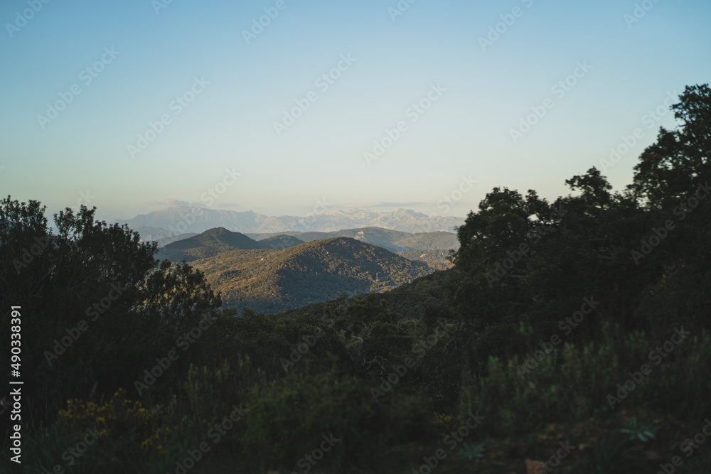 Paisaje montañoso desde el pico del aljibe en Andalucía