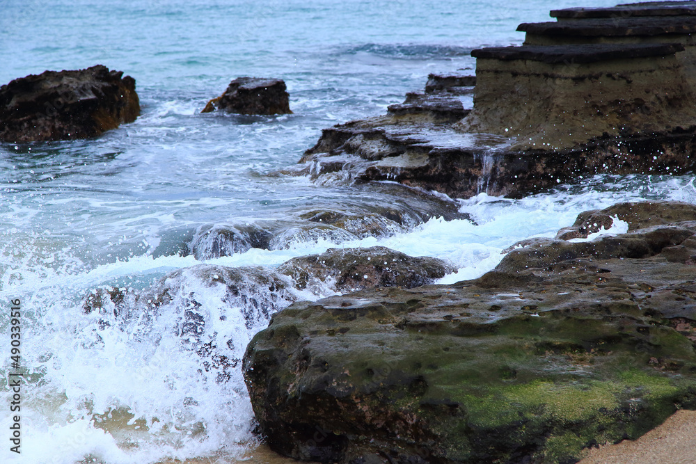 岩に打ち寄せる波　千葉の守谷海水浴場