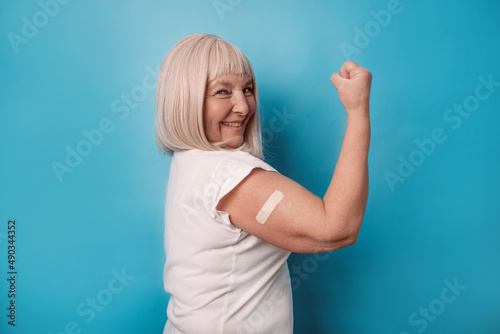 Foto Vaccinated 50s mature older senior woman getting a vaccine protection the coronavirus