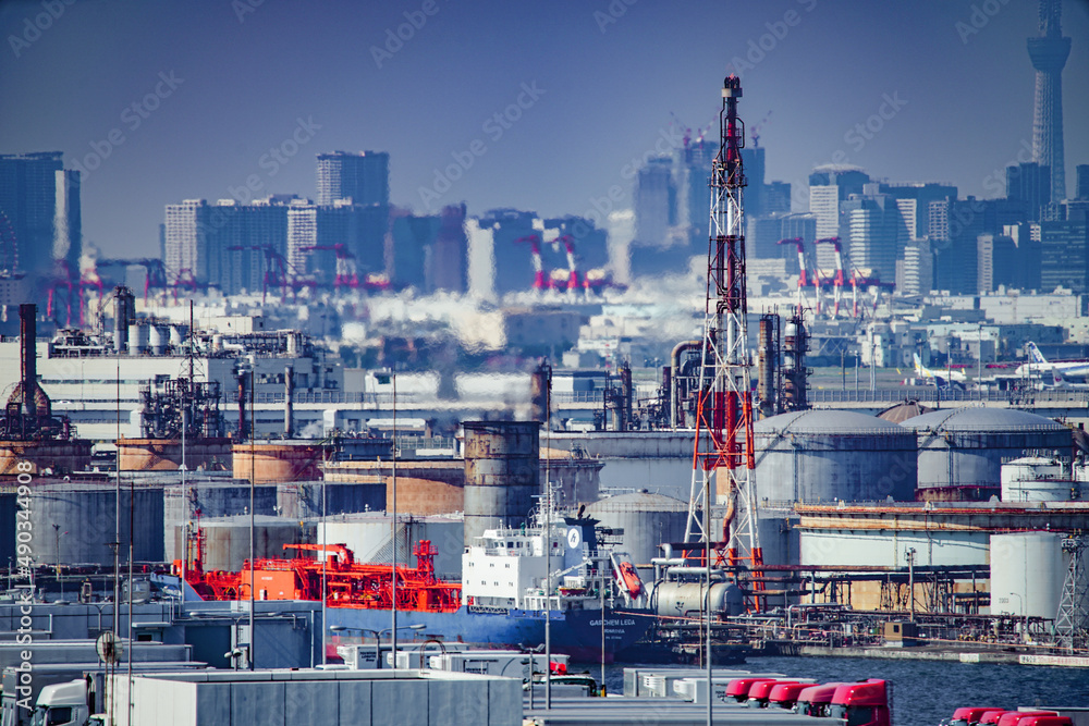 京浜工業地帯と東京のビル群