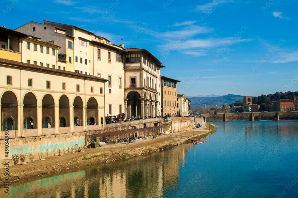 Italia, Toscana, Firenze, il fiume Arno e la Galleria degli Uffizi.