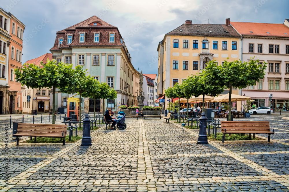 zittau, deutschland - marktplatz mit rolandbrunnen