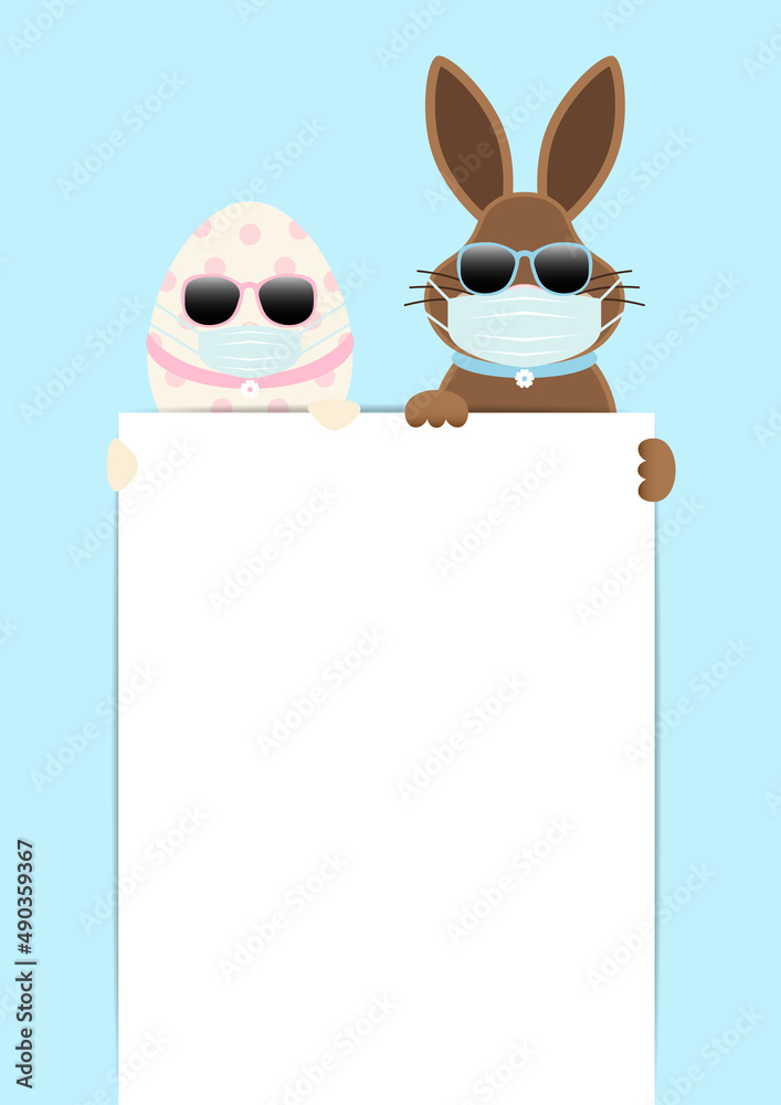 Obraz premium Osterei & Osterhase Maske Sonnenbrille Halten Großes Schild Himmel