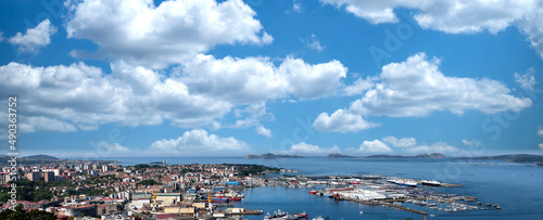 Panorámica de la ciudad de Vigo y su puerto, la Ría de Vigo y las Islas Cíes en un día de sol y nubes y cielo azul