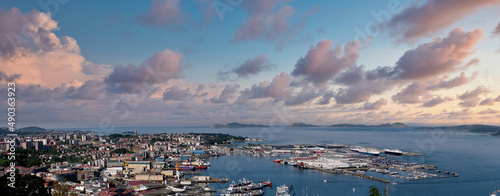 Panorámica de la ciudad y el puerto de Vigo con las Islas Cíes de fondo