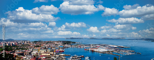 Panorámica de la ciudad y el puerto de Vigo con las Islas Cíes de fondo