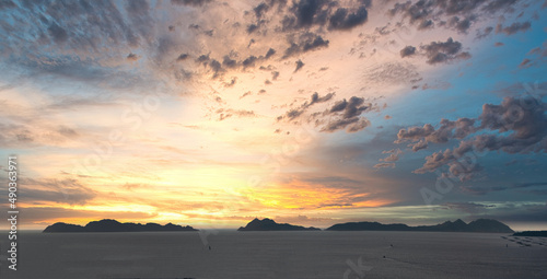 Ría de Vigo e Islas Cíes al atardecer con cielo cálido